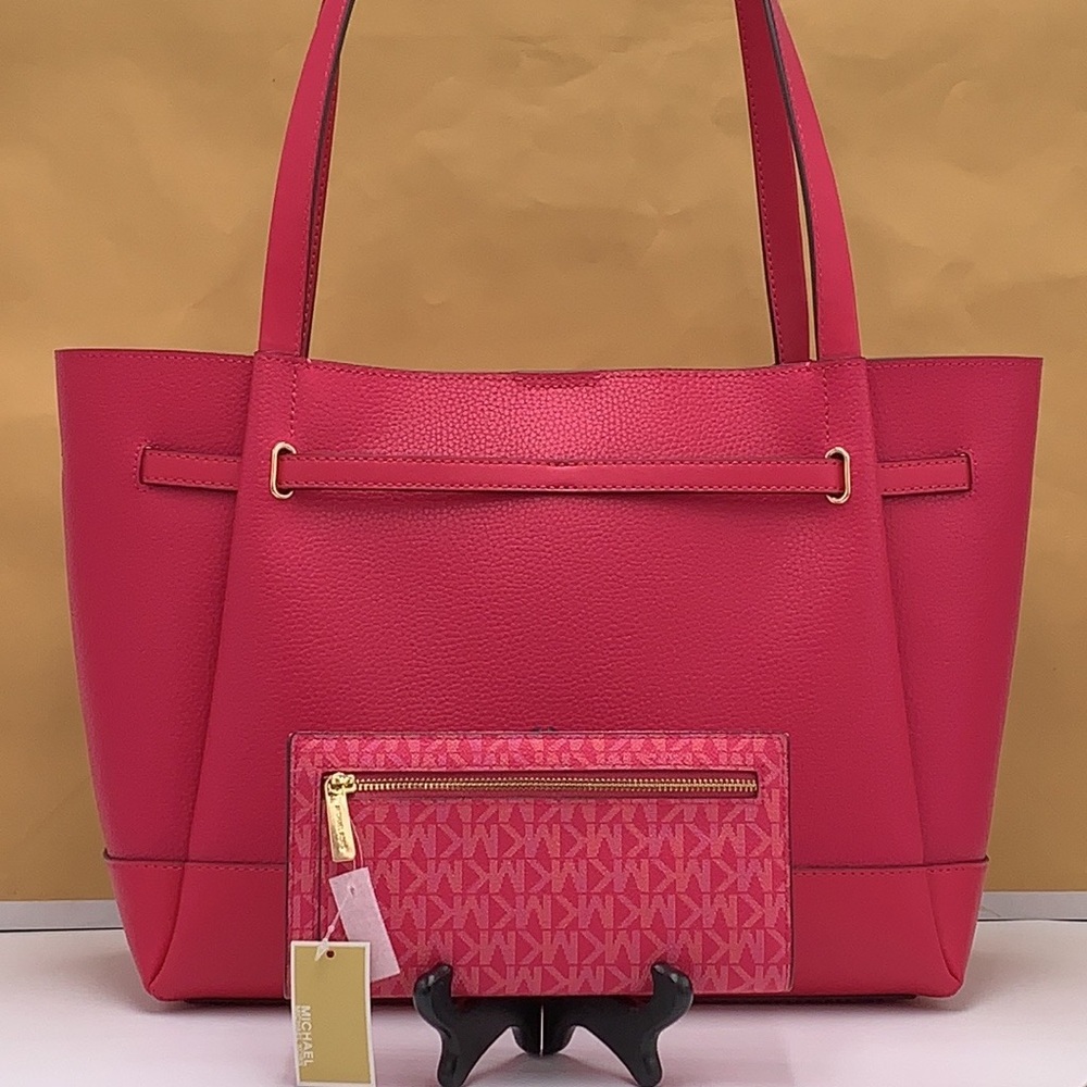MICHAEL KORS
Reed Large Leather Belted
Shoulder Handbag & Wallet
Electric Pink - Picture 3 of 16